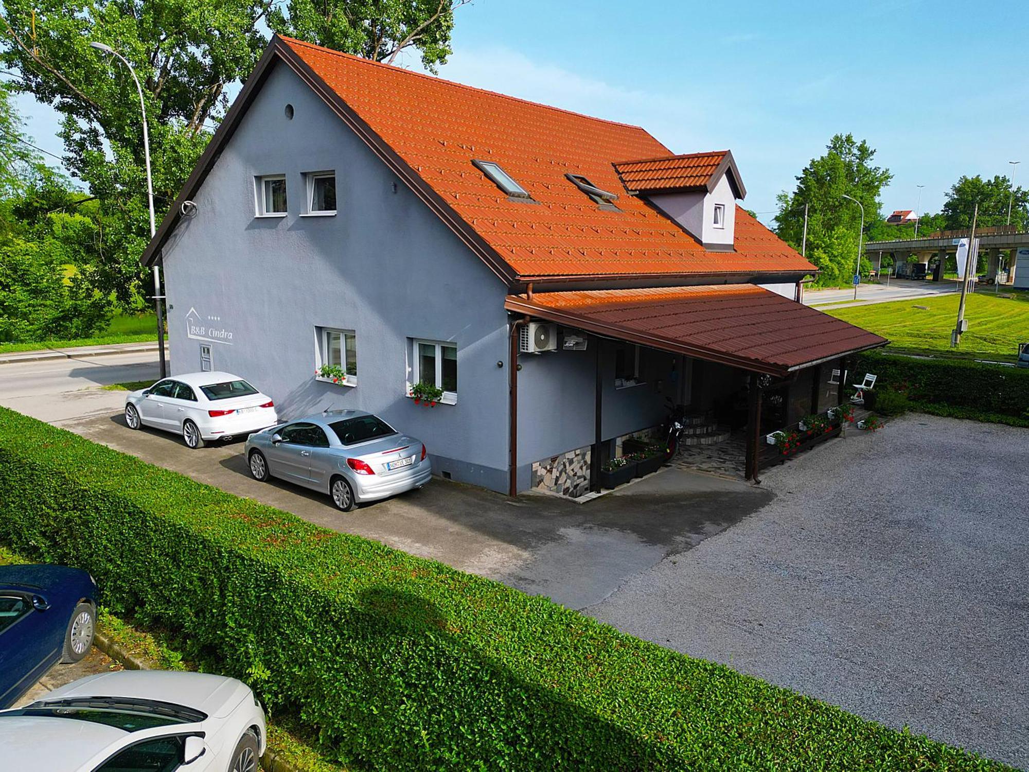 B&B Cindra คาร์โลวัตส์ ภายนอก รูปภาพ