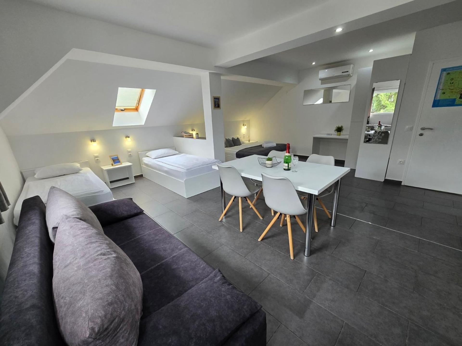 B&B Cindra คาร์โลวัตส์ ภายนอก รูปภาพ